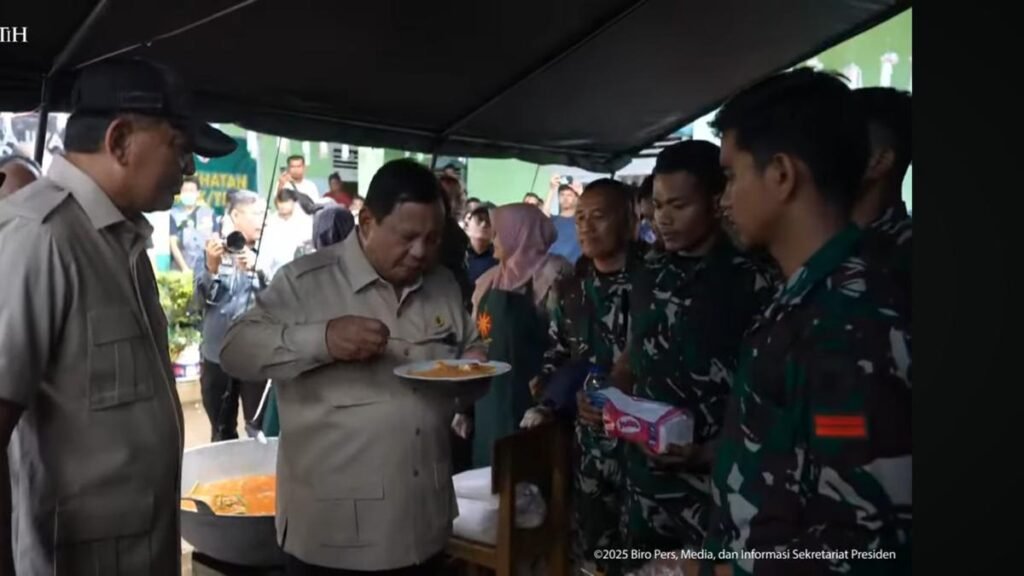 Prabowo Cicipi Nasi Goreng di Posko Pengungsi Banjir Agam
