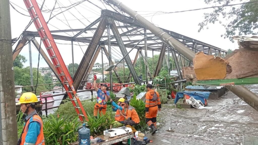 Tiang Listrik Roboh di Bogor Akibat Longsor Drainase